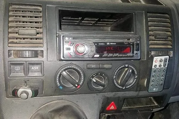 Salpicadero de una furgoneta sucio antes del lavado integral