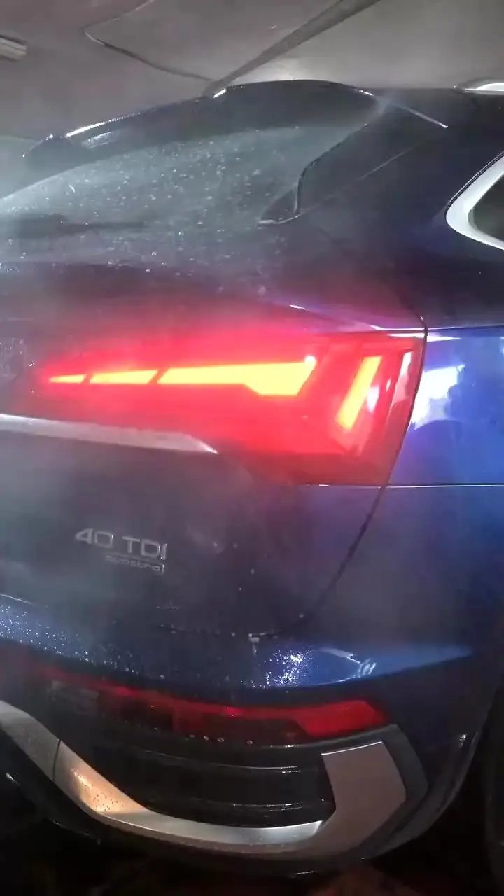 Coche siendo aclarado con agua tras el lavado