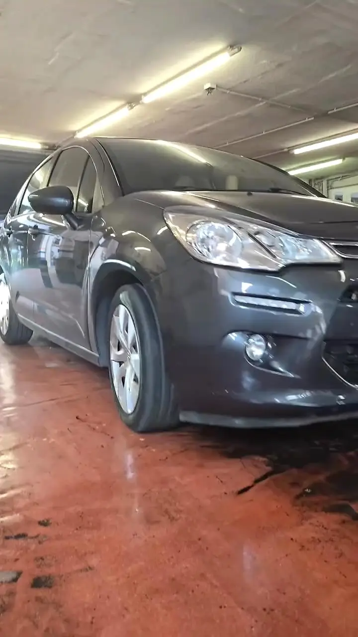 Coche limpio saliendo de las instalaciones de Dynamic Wash en Lleida