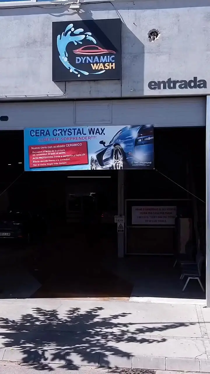 Entrada del centre de rentat Dynamic Wash a Lleida