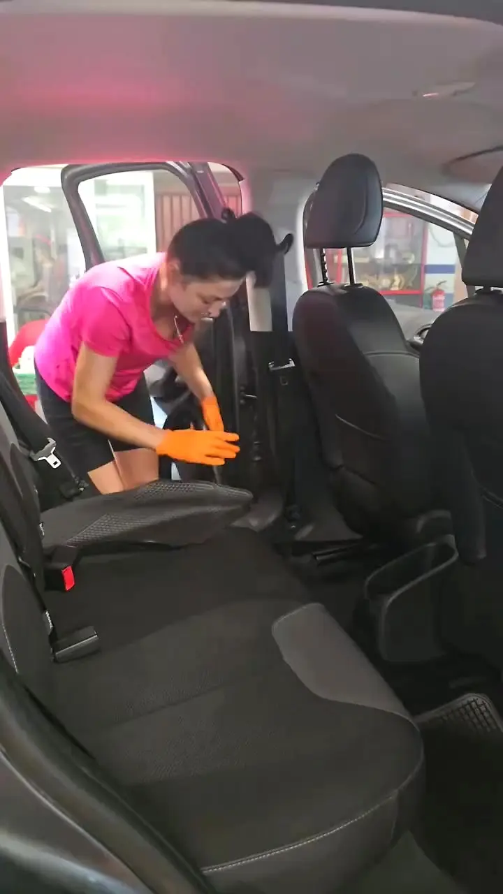 Técnica de Dynamic Wash limpiando a fondo los asientos de un coche
