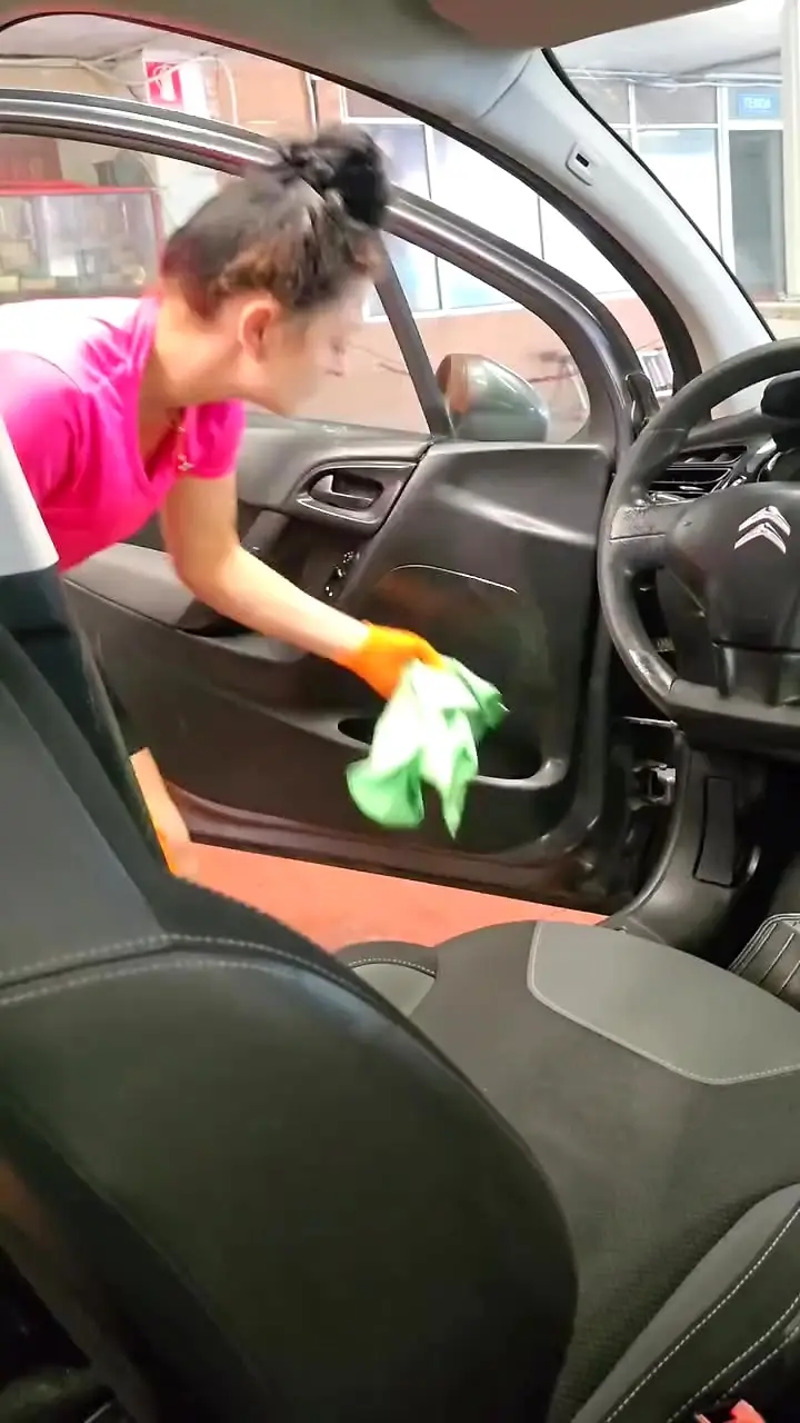 Limpieza del panel de la puerta de un coche