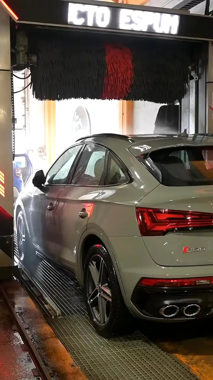 Coche saliendo del túnel de lavado de Dynamic Wash en Lleida